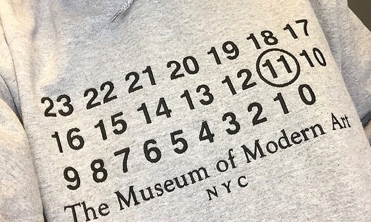 Ava Nirui 为 MoMA 时尚大展制作限量刺绣帽衫
