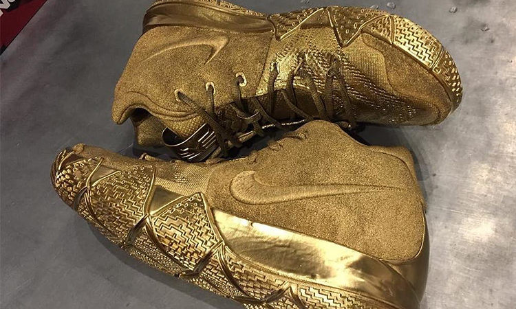 KYRIE 4 的设计师生日时收到了一双 “Triple Gold” 作为礼物