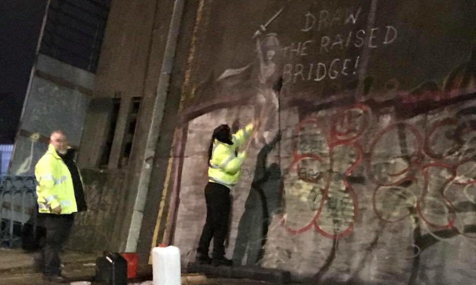Banksy 在英国的最新街头艺术作品险些无法面世