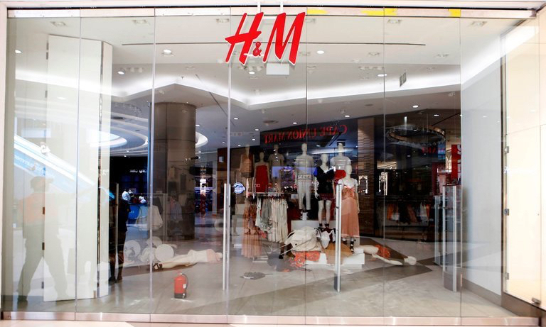 面对游行破坏，H&M 暂停所有南非店铺营业