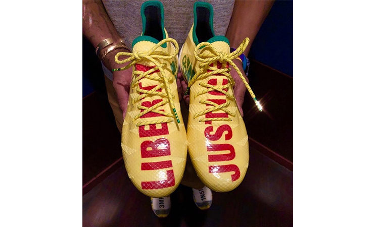 Pharrell 打造 adidas AM4MN “超级碗” 专属鞋款