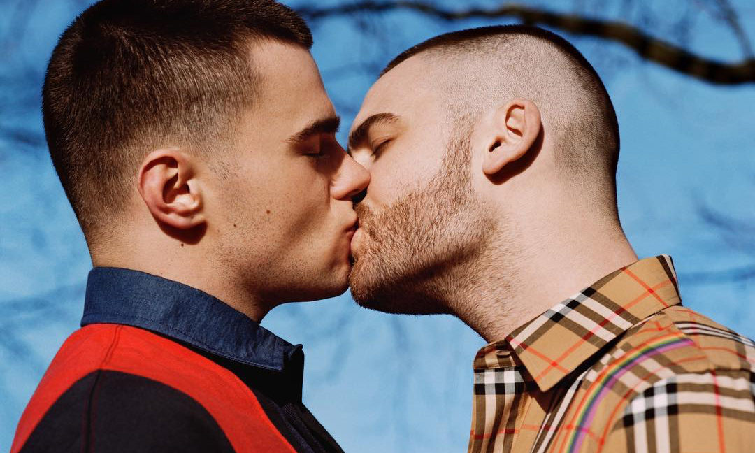 Burberry 致敬 LGBTQ+ 群体的全新彩虹系列即将开售