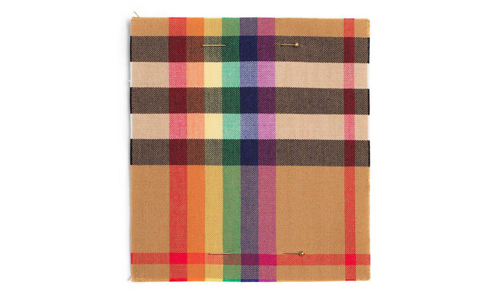 Burberry 全新彩虹格纹向 LGBTQ+ 表达支持