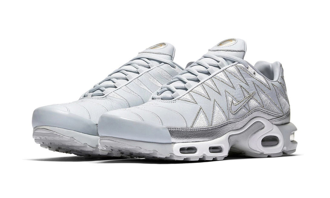 Nike 为 Air Max Plus 穿上银色闪电风格外衣