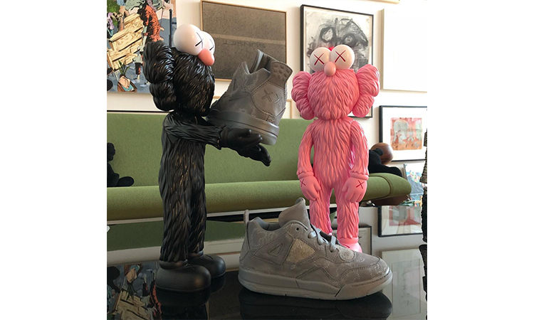 粉色版 “KAWS: BFF” 搪胶公仔曝光