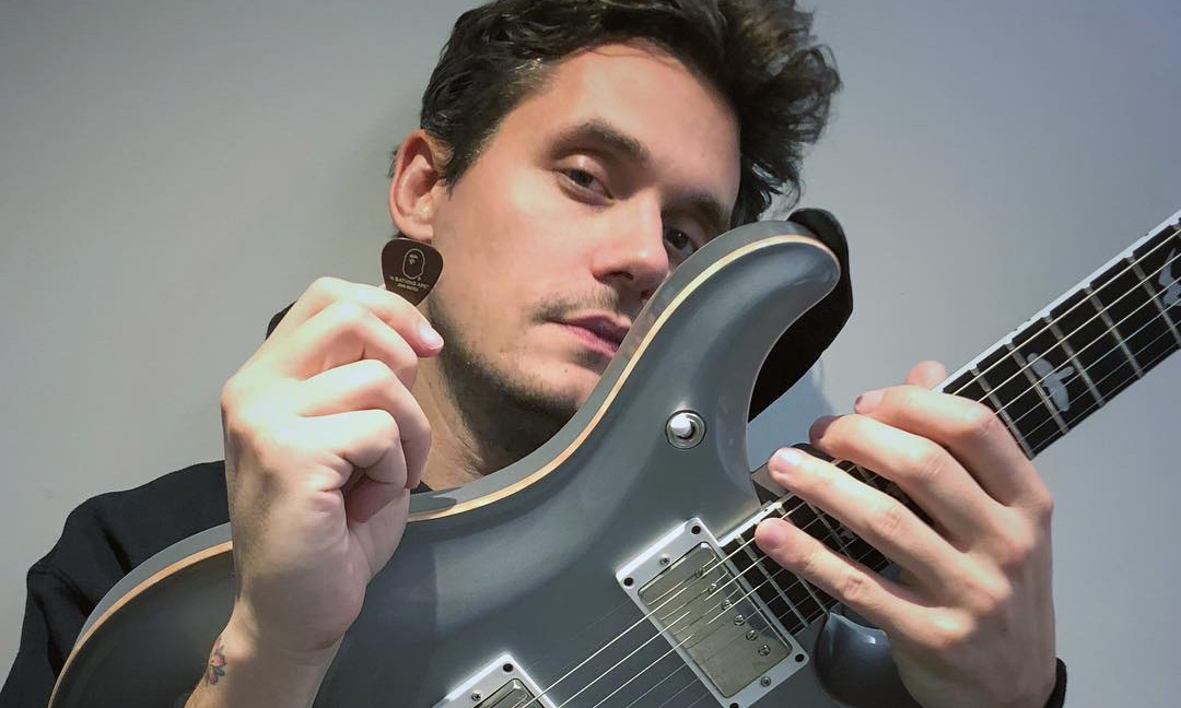 John Mayer 与 BAPE® 推出了一组联名吉他拨片