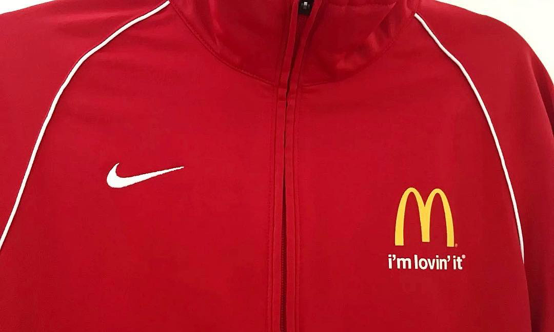 麦当劳也跟 Nike 推出联名版员工服了吗？