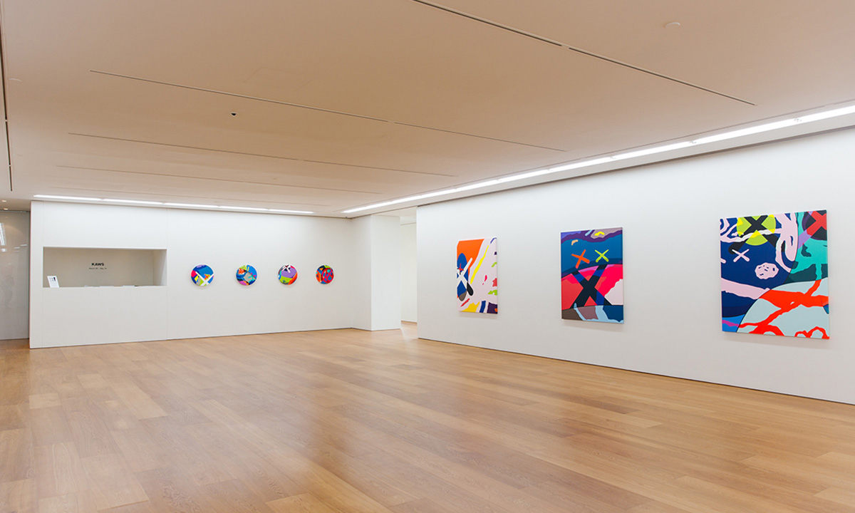 看看 KAWS 在香港贝浩登美术馆里都有些什么