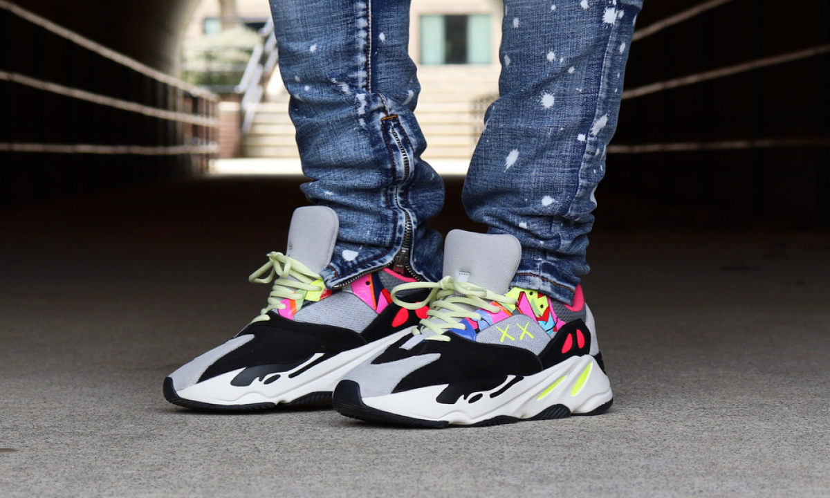 当 KAWS 遇见 YEEZY WAVE RUNNER 700…