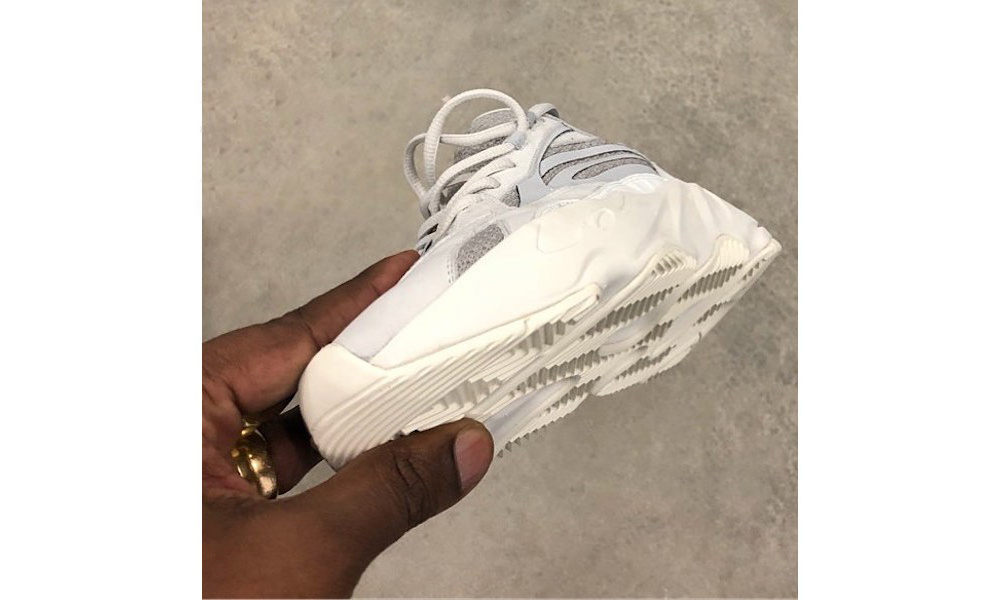 这双与 Yeezy Runner 极像的新“椰子”，来自 YEEZY SEASON 7？