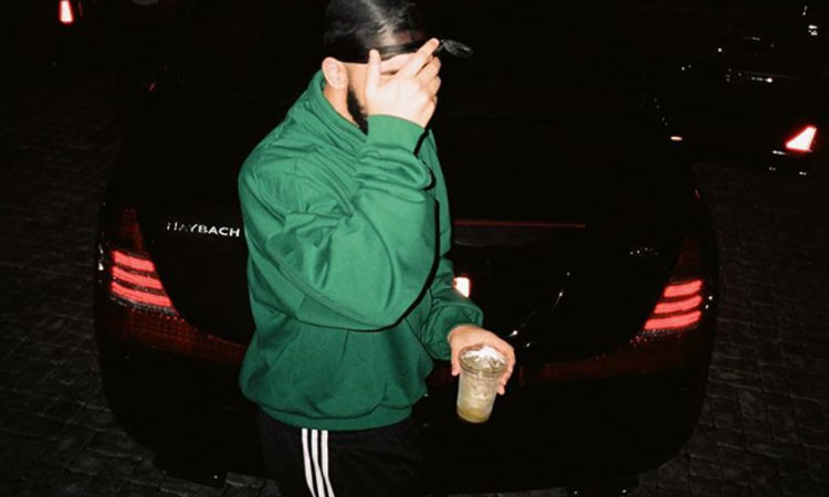 Drake 穿上 adidas 三条杠，看来已经八九不离十了