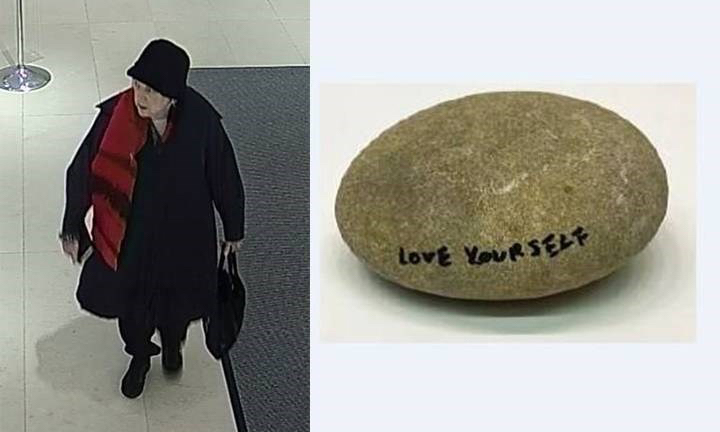 价值 1.7 万美金的小野洋子真迹石头被盗