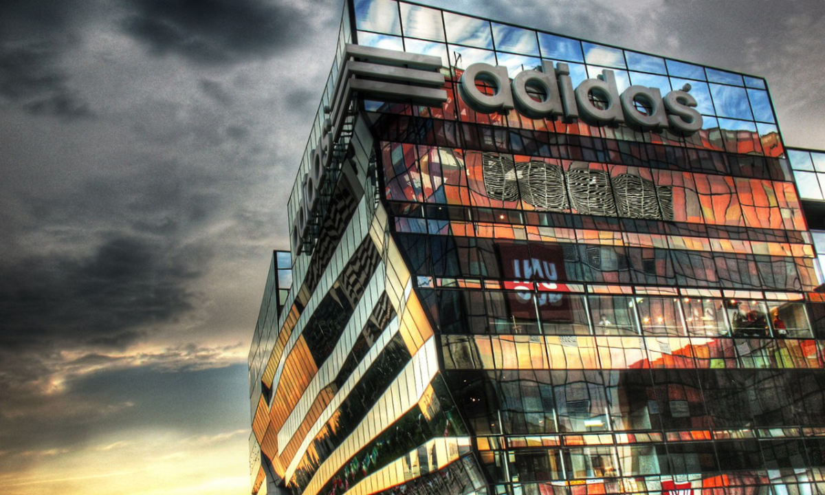 重心移至线上，adidas 计划关闭一些实体店铺