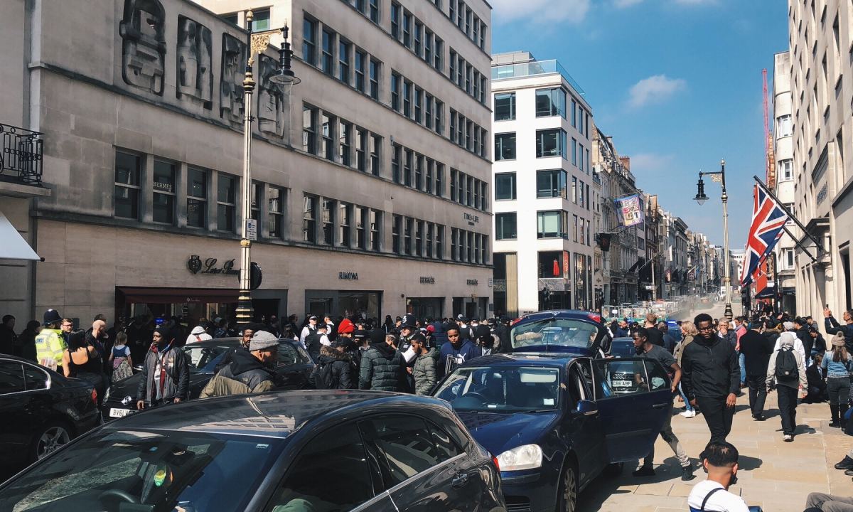 拥挤打架,RIMOWA 伦敦门店发售被临时叫停