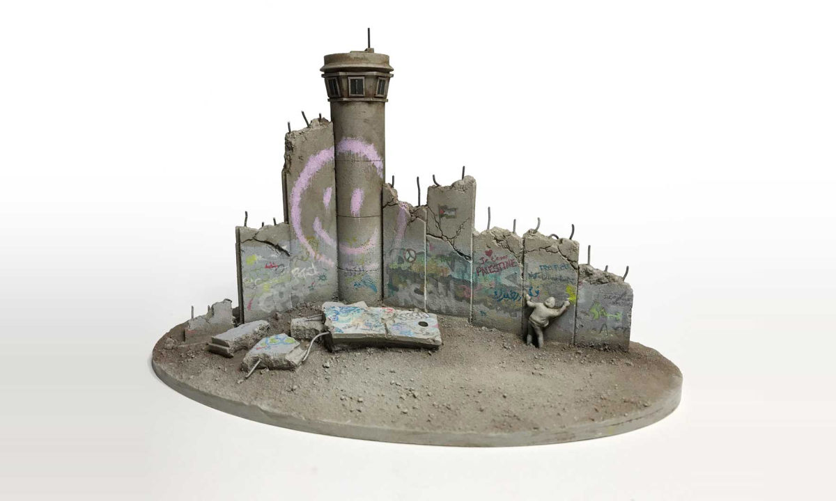 Banksy 隔离墙纪念品于 Walled Off Hotel 店内发售