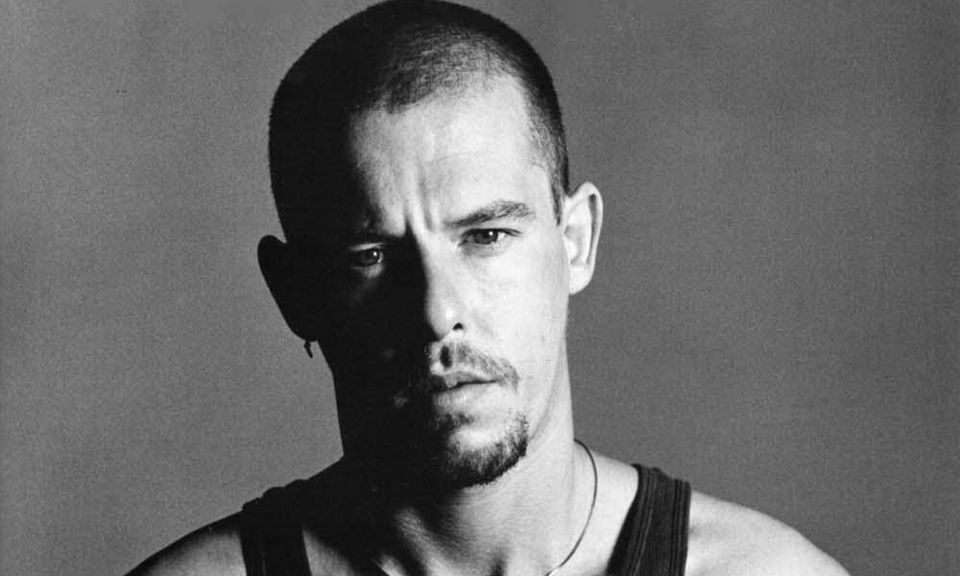 近距离了解已故设计师 Alexander McQueen 的创作过程与日常