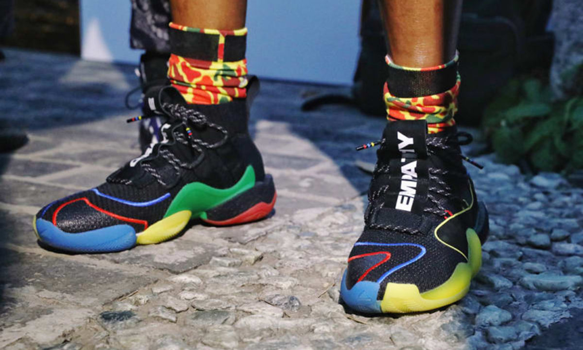 Pharrell 上脚未发售联名鞋款 adidas Crazy BYW