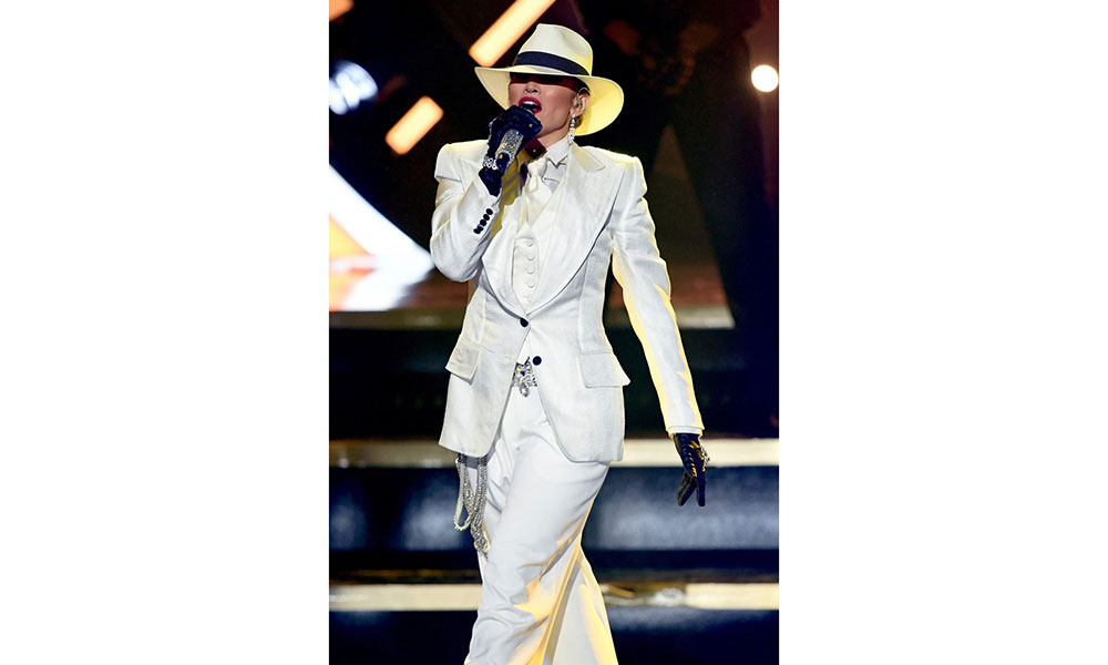 Jennifer Lopez 身穿三件套白色西装致敬 Janet Jackson