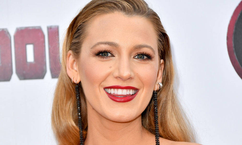 快吃下这一波狗粮，Blake Lively 把死侍画在了指甲上