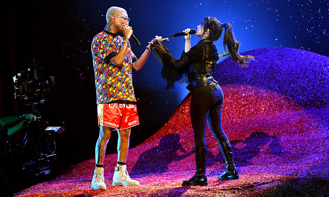 新歌发布两天就开始表演，来看 Camila 和 Pharrell 在 Billboard 音乐颁奖礼上的热舞