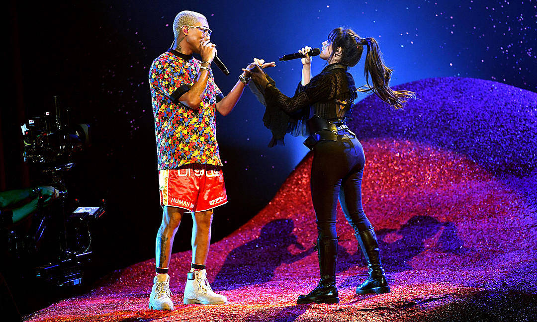 新歌发布两天就开始表演，来看 Camila 和 Pharrell 在 Billboard 音乐颁奖礼上的热舞