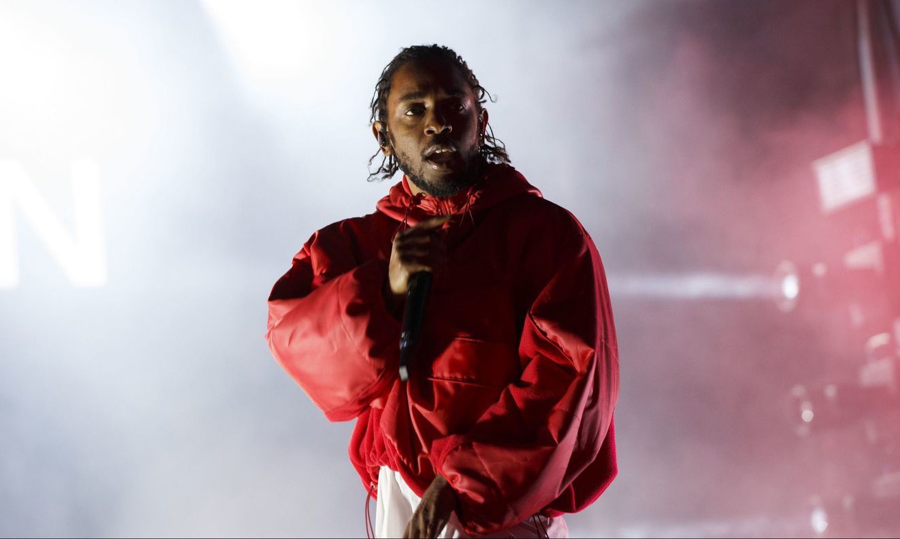 Kendrick Lamar 邀请白人女粉丝上台共唱《M.A.A.D. City》惹众怒