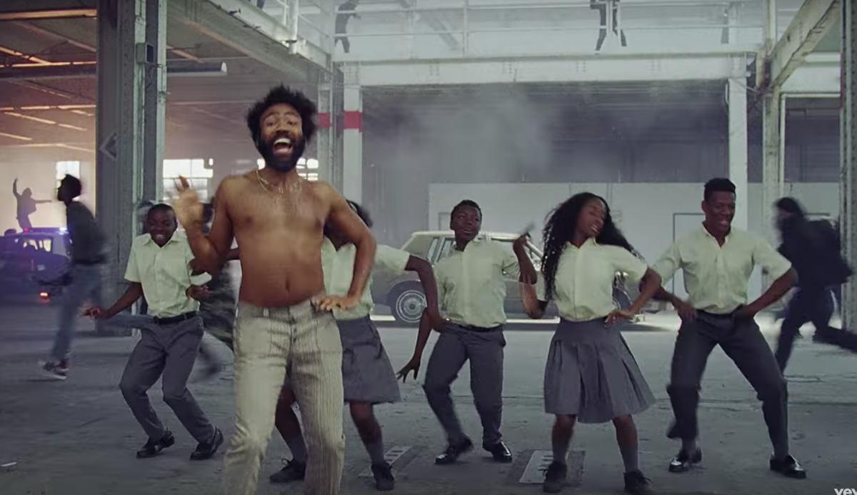 来看看 Childish Gambino “演唱” 的《Call me maybe》