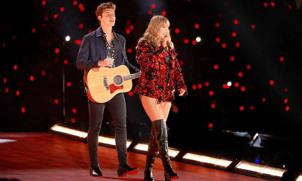 Surprise! 猜猜谁出现在了 Taylor Swift 的表演舞台上？