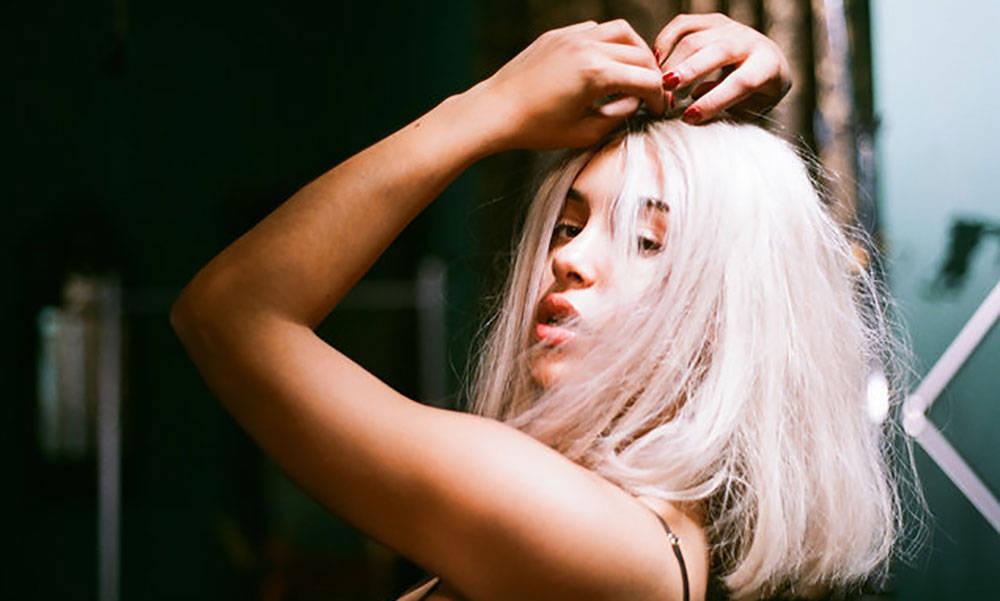 Jorja Smith 发布《Blue Lights》新 MV