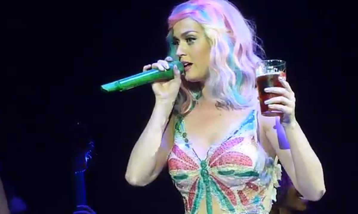 出言不慎，Katy Perry 请全场近 5000 名观众喝酒