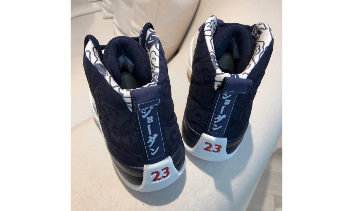 这双附有日文的 AJ XII，来自于 Air Jordan 的最新 “International Pack” 系列