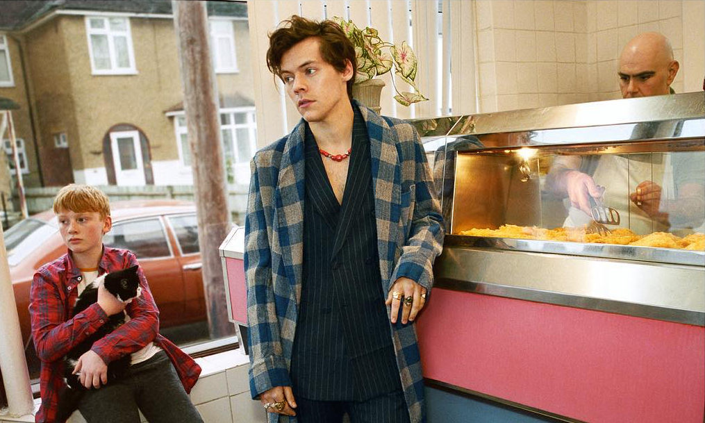 来看看人气歌手 Harry Styles 如何演绎 GUCCI
