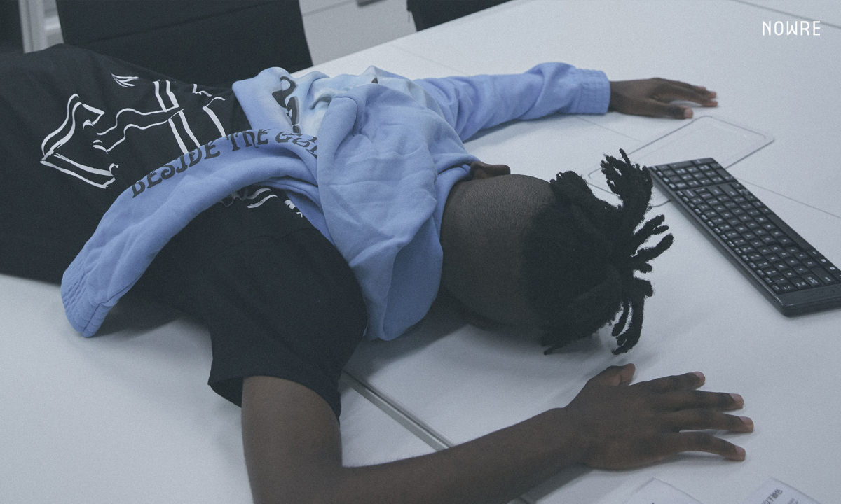 未来的白领，可能是穿 Off-White™ 出入写字楼的…