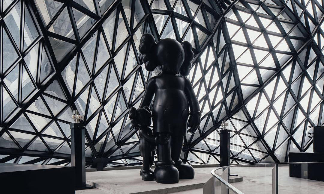 在 Zaha Hadid 遗作建筑里，竟然还见到了 KAWS 的雕塑