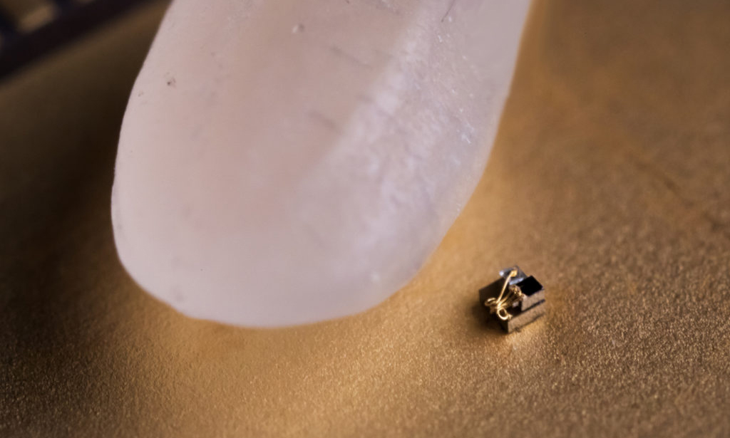 世上最小电脑，仅有 0.04 立方毫米…