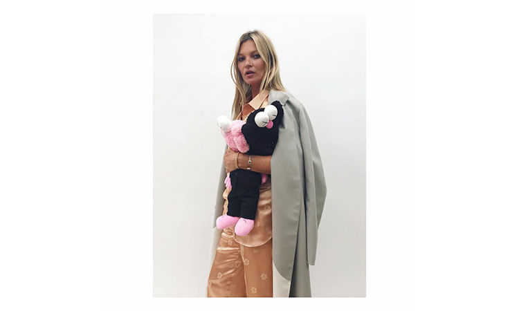 众明星集体秀出限定版 KAWS “BFF” 公仔，为 Dior 大秀造势