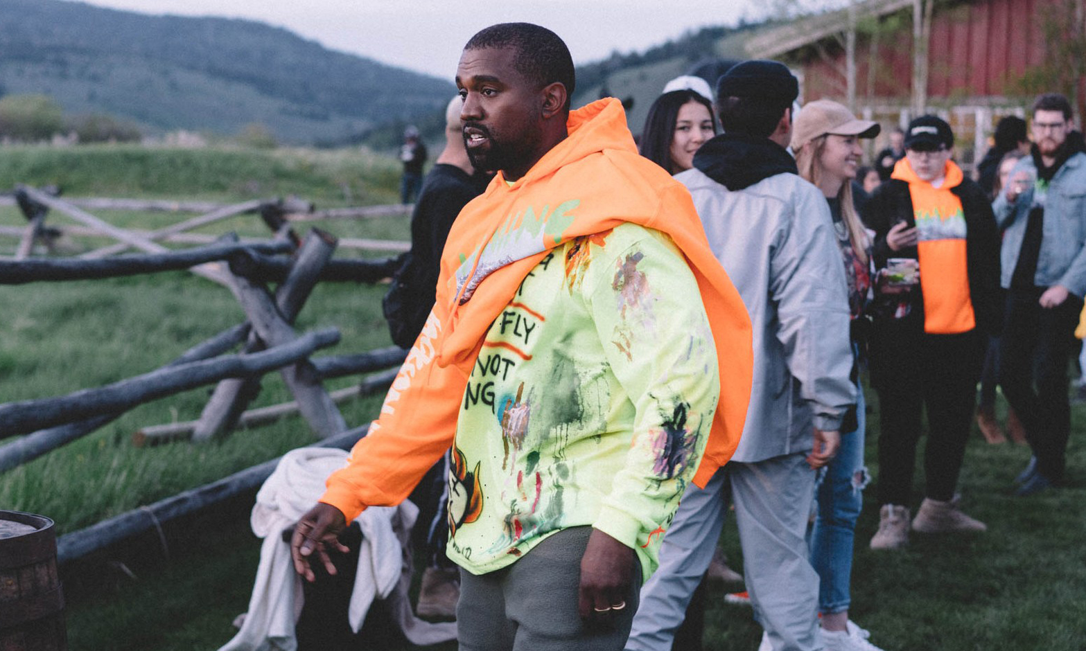 半小时卖 50 万美元的 Kanye 周边，是下一个流行趋势？