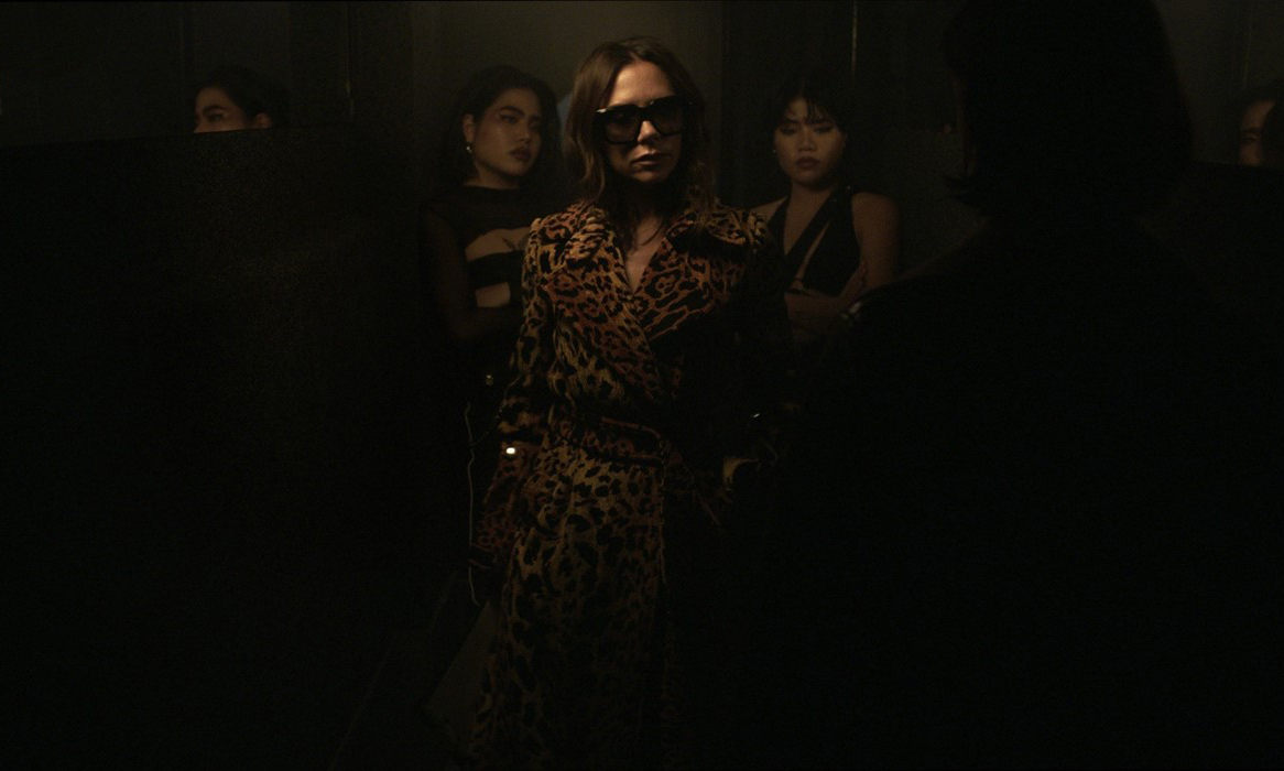 《Dazed》在夜店为 Victoria Beckham 2018 秋冬拍摄创意视频
