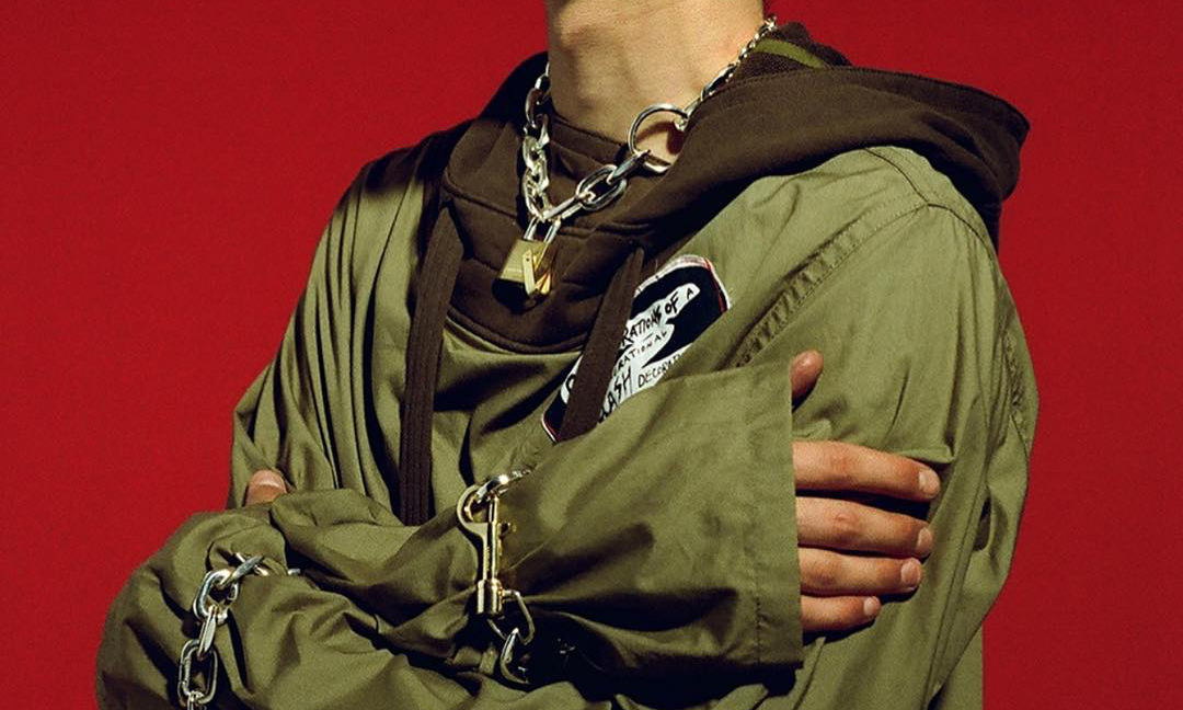 " 系列推出了多彩的 "亲民" 材质版big sean直接三个一起戴虽然因为