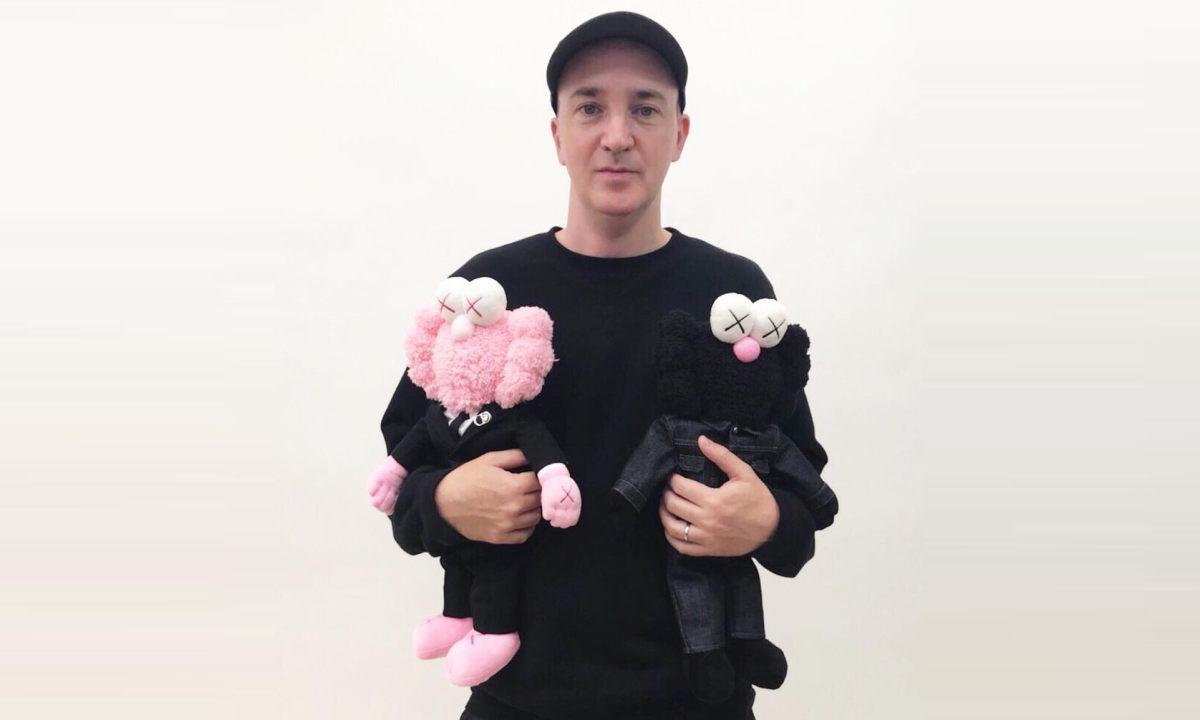 Dior x KAWS 这款粉色 “BFF” 居然有人开价 427 万美元？
