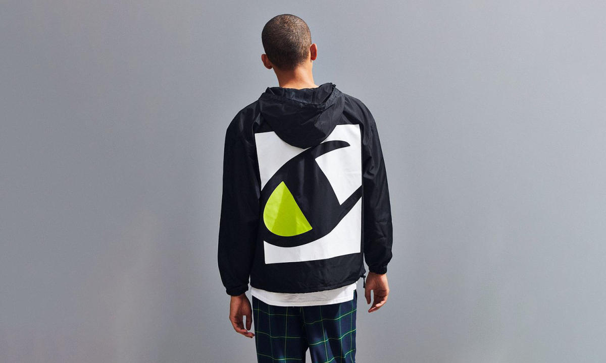Champion 联手 Urban Outfitters 带来超大 Logo 冲锋衣