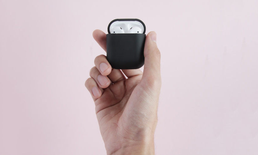 一个硅胶保护套就立马可以让你的 AirPods 拥有无线充电功能