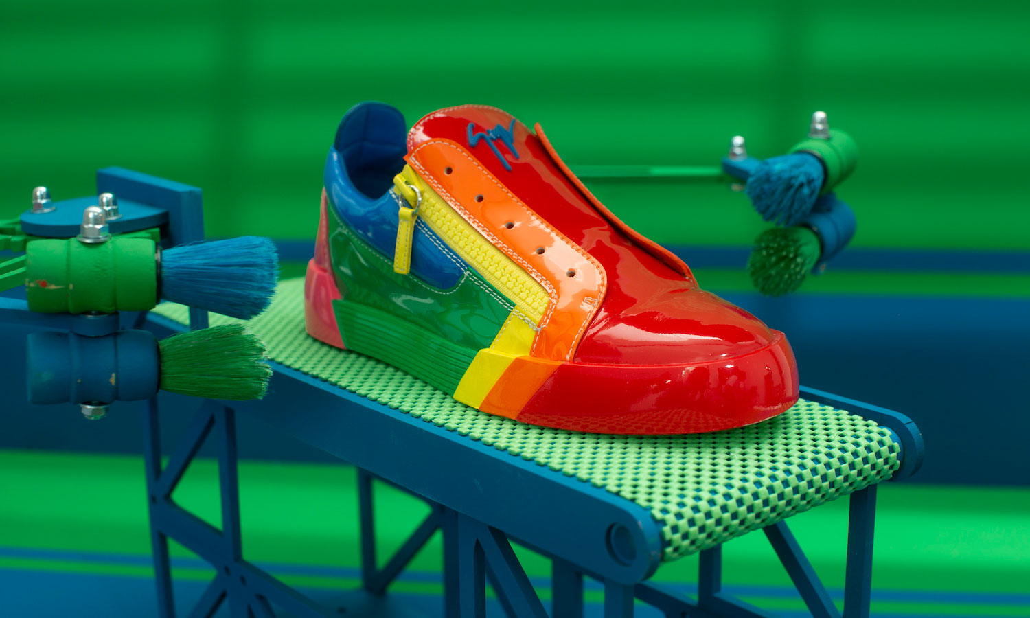 缤纷彩虹？Giuseppe Zanotti 推出新款运动鞋 “RNBW”