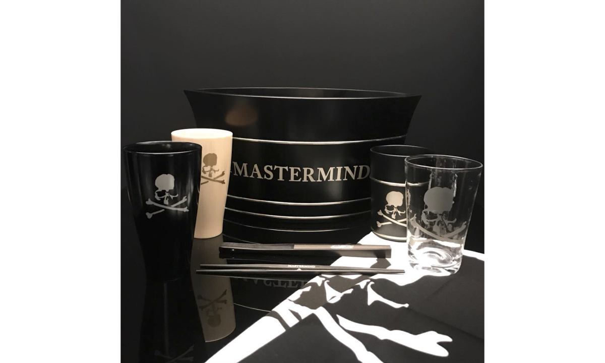mastermind JAPAN 推出了一组包含杯子、筷子的家居系列