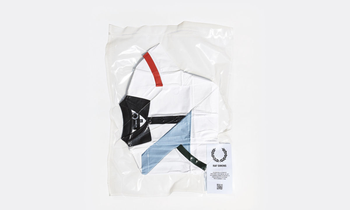 Raf Simons 和 Fred Perry 向世界各地投放了 100 件 “真空袋”