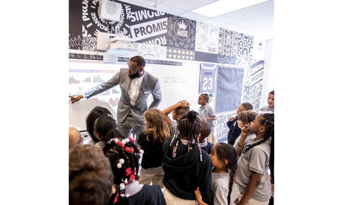 转会之后，LeBron James 还在俄亥俄州开了所学校