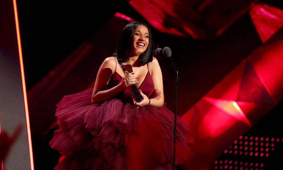 Cardi B 成为今年用三首单曲达到 50 万实体销售的艺术家