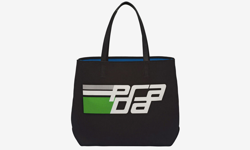 Prada 发布价值 $1,220 美元的 Tote 布包