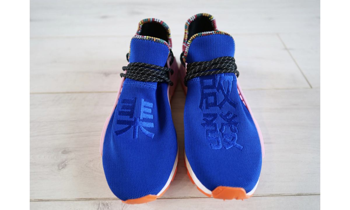 菲董联名 Hu NMD 又有一组新设计曝光，“啓發” 作为主题