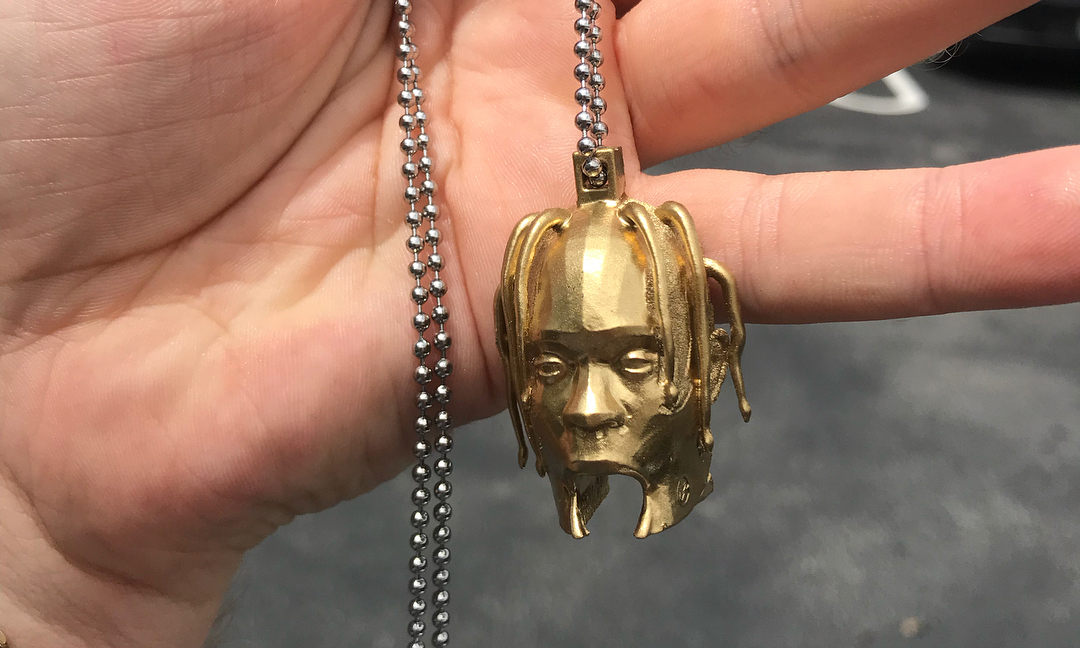村上隆爱不释手的配饰，造型竟来自 Travis Scott 的《ASTROWORLD》